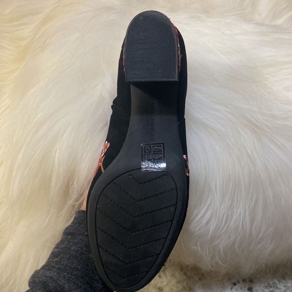 Karl Lagerfeld Paris, Black Suede Leather Short Boot Embroidered Flowers Sz: 8.5 - Picture 7 of 8